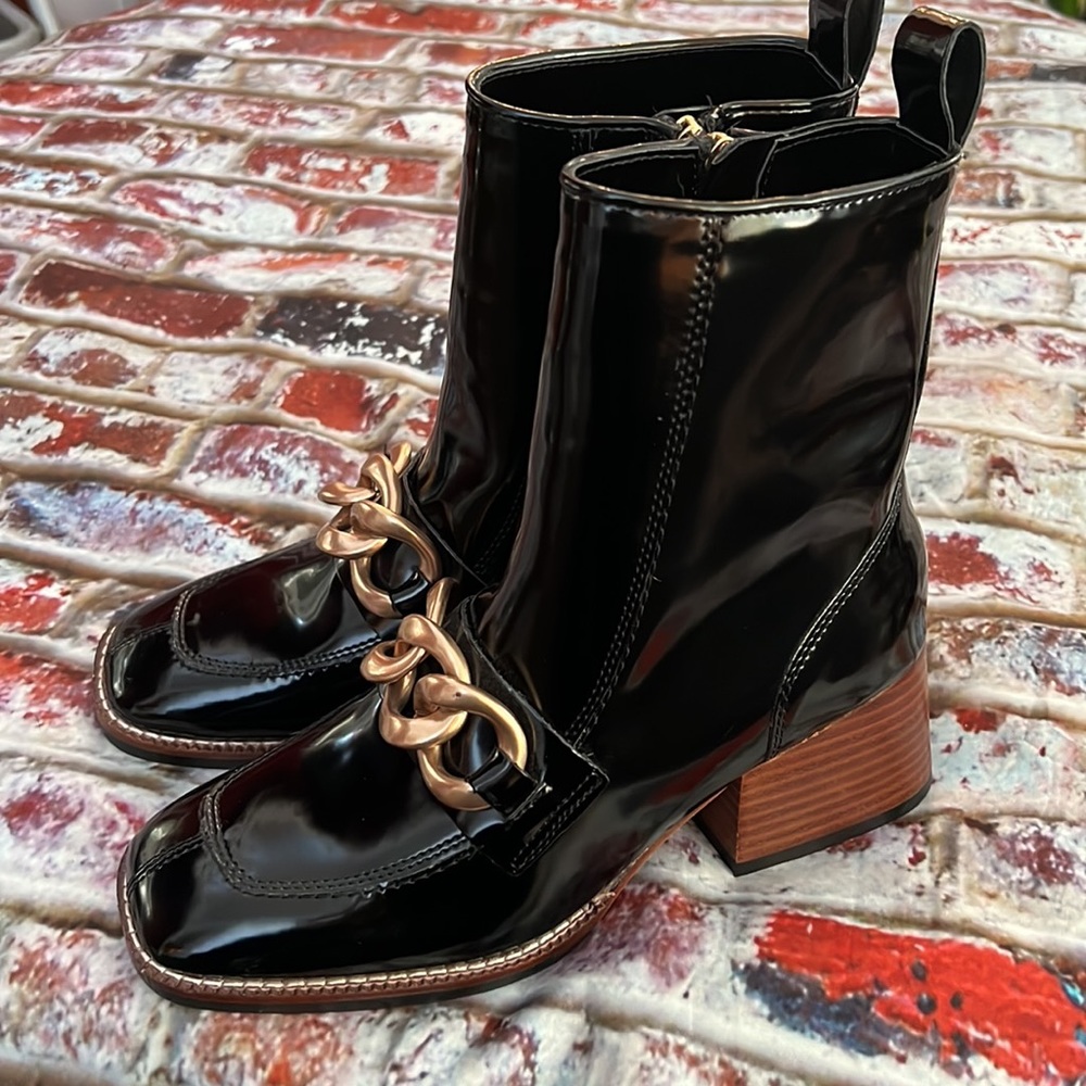 Steve Madden black patent leather with large top stitching and soft gold buckle - Picture 8 of 8